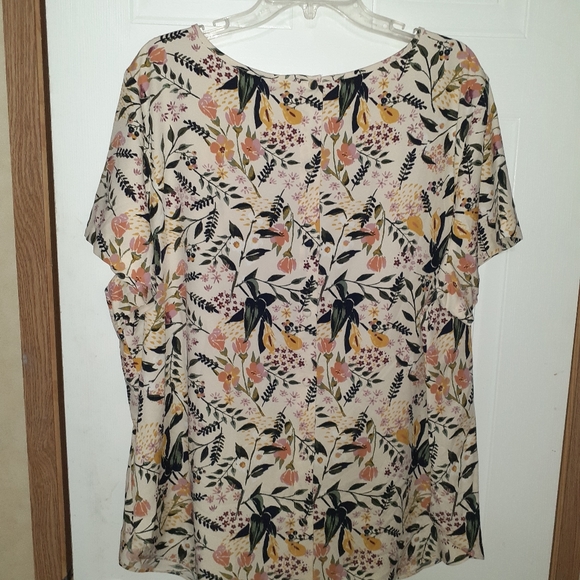 Ava & Viv Tops - Ava&Viv short sleeved button down the back blouse